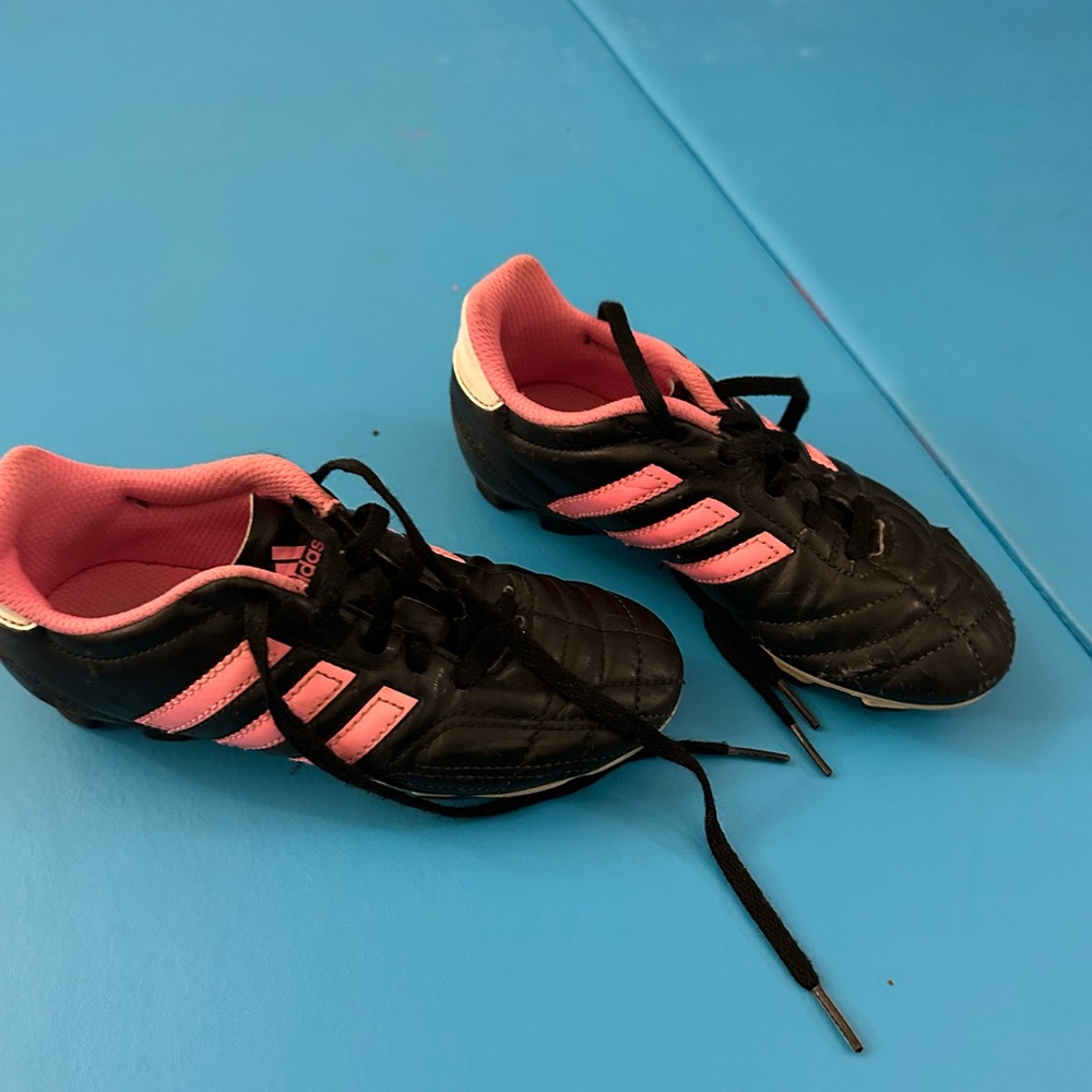 Youth soccer cleats size 1Y.